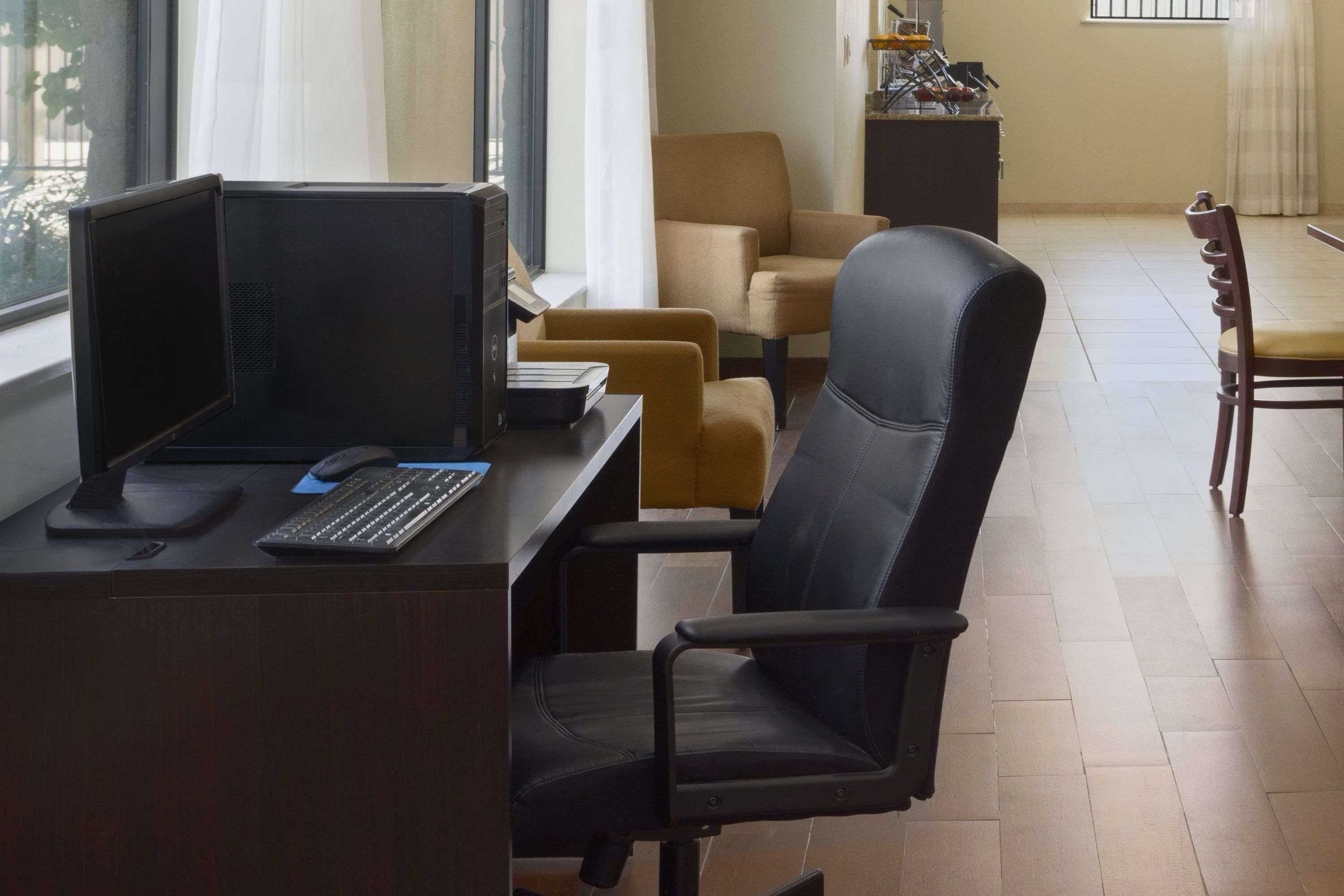 Petrostay Inn & Suites Cotulla Exteriör bild